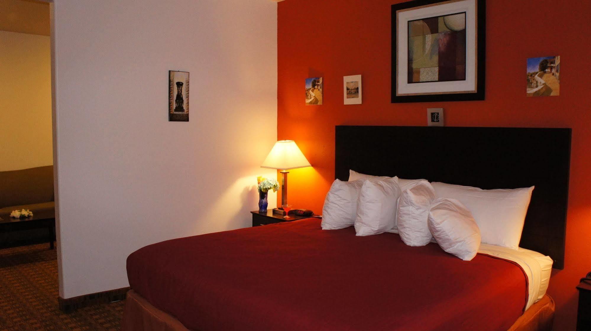 Lux Inn And Suites Three Rivers Bagian luar foto