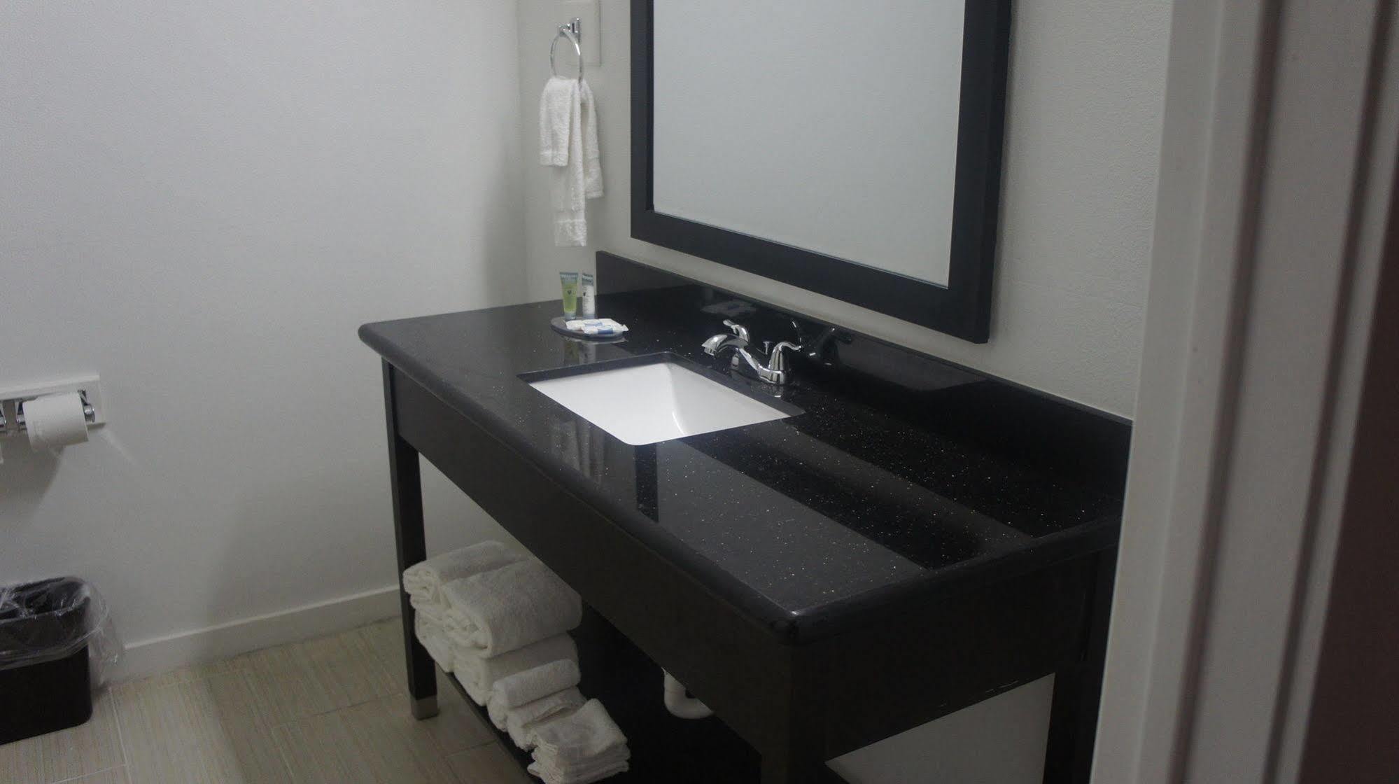 Lux Inn And Suites Three Rivers Bagian luar foto